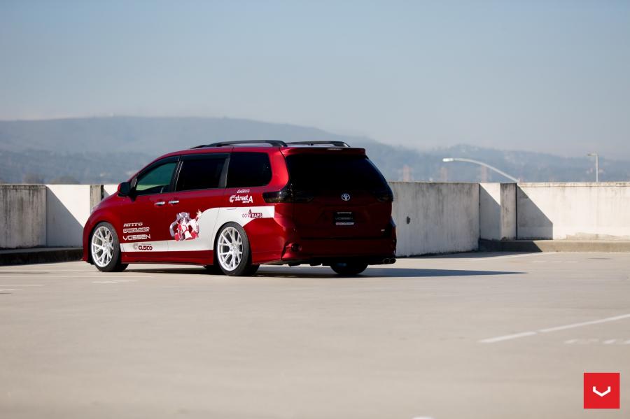  Toyota Sienna by Vossen on Vossen Wheels (VFS6) 2017 года  (фото 6 из 31)